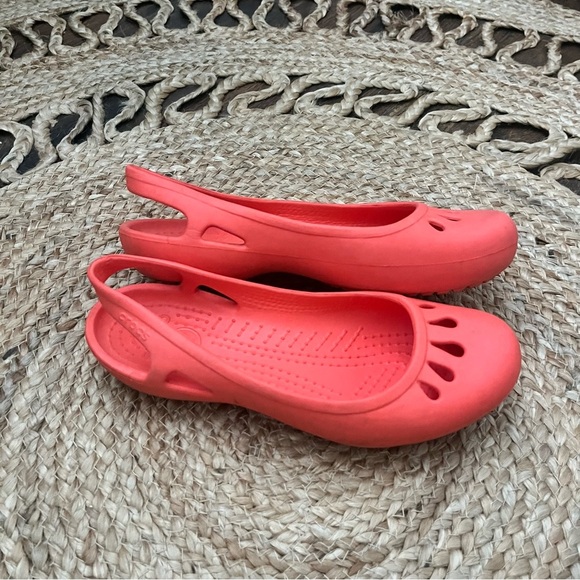 Crocs Malindi Slip On Flats Size 7 Orange Sling Back Drop Cut Outs Round Toe - Picture 1 of 3